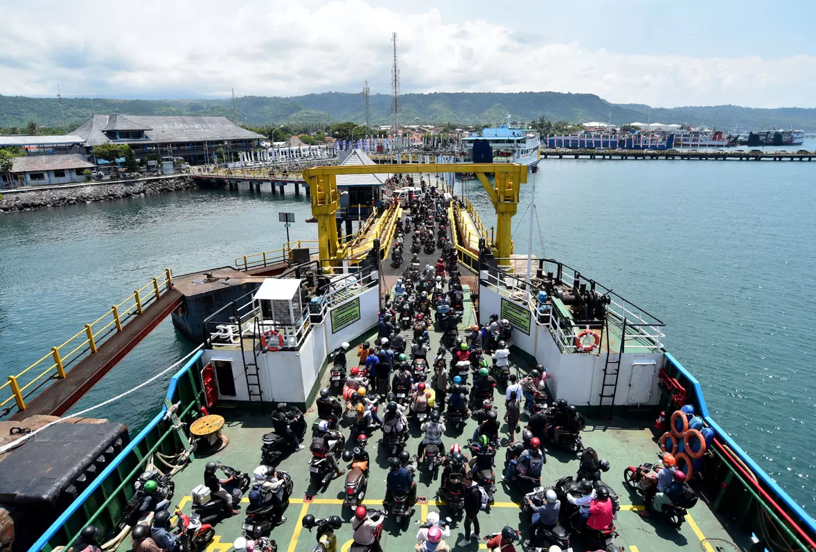 Pelabuhan Ketapang Lumpuh, Antrean Truk Barang Sampai 30 KM Panjangnya!